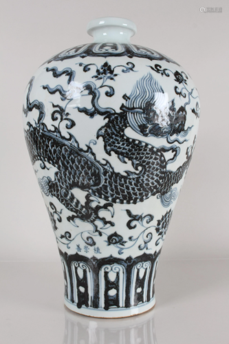 A Chinese Dragon-decorating Porcelain Fortune Vase