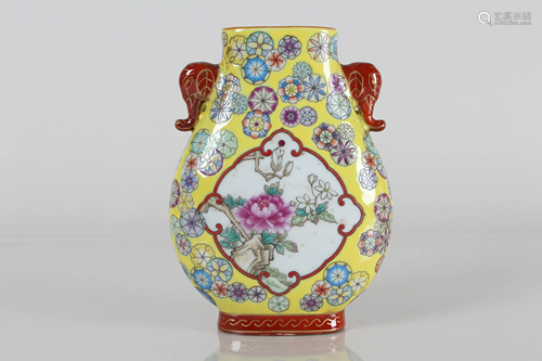 A Chinese Duo-handled Nature-sceen Porcelain Fortune