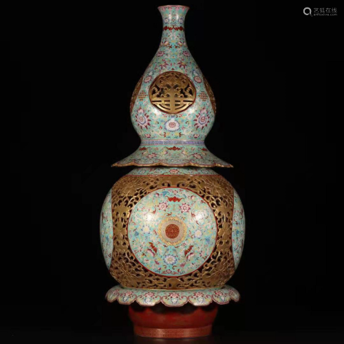 A Chinese Flower-blossom Duo-handled Porcelain Fortune