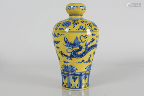 A Chinese Yellow-coding Dragon-decorating Porcelain