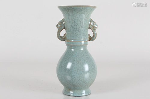 A Chinese Duo-handled Crack-glaze Porcelain Fortune