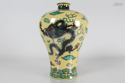 A Chinese Dragon-decorating Porcelain Fortune Vase