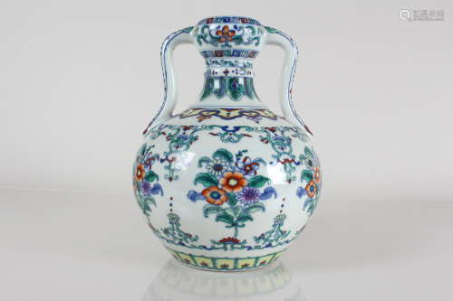 A Chinese Duo-handled Nature-sceen Porcelain Fortune