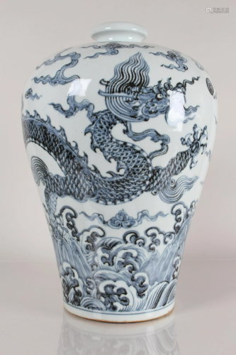 A Chinese Detailed Dragon-decorating Porcelain Fortune