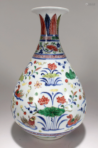A Chinese Nature-sceen Detailed Porcelain Fortune Vase