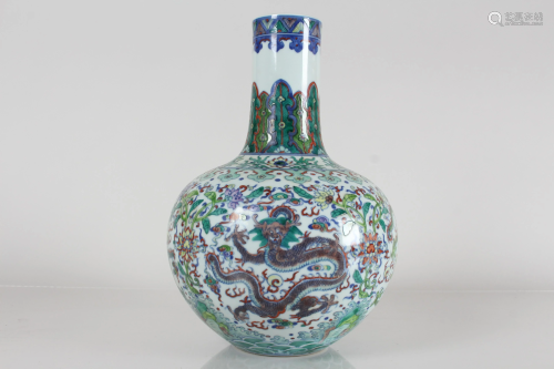 A Chinese Dragon-decorating Porcelain Fortune Vase