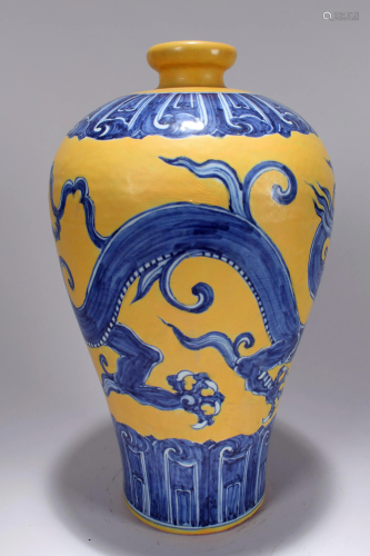 A Chinese Yellow-coding Dragon-decorating Porcelain