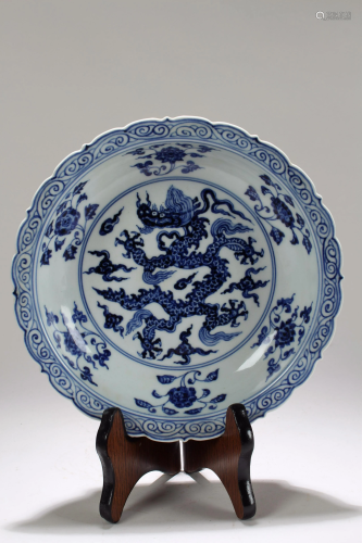 A Chinese Detailed Dragon-decorating Blue and White