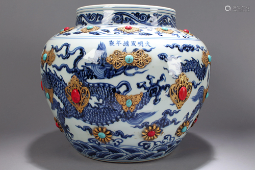 Chinese Blue and White Dragon-decorating Porcelain Vase