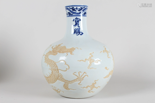 A Chinese Dragon-decorating Fortune Porcelain Vase