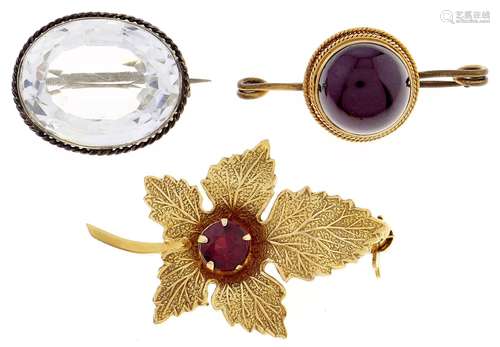 A garnet leaf brooch, in 9ct gold, 31mm, by Ward Brothers, E...