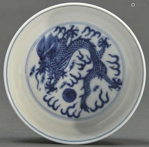 A Chinese blue and white dragon dish, 11cm diam, Qianlong ma...