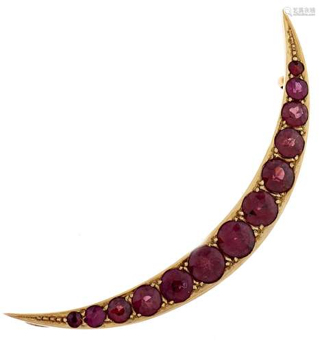 A ruby crescent brooch, early 20th c, in gold, 52mm, marked ...