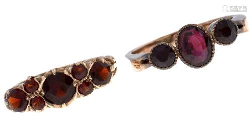 A Victorian three stone garnet ring, c1900, in gold marked 9...