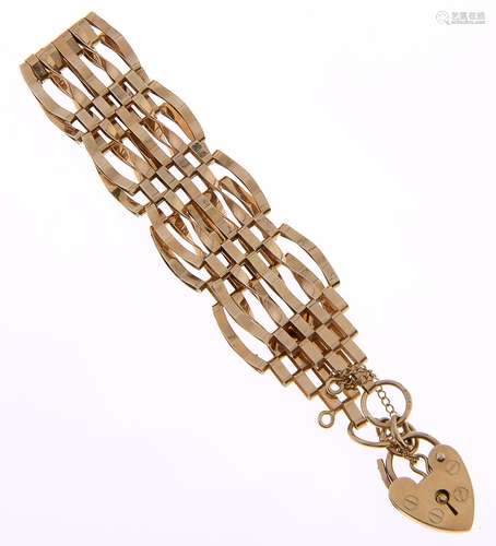 A 9ct gold gate bracelet and padlock, 17cm l, London 1978, 1...