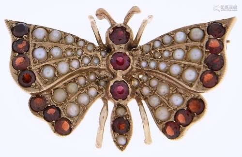 A garnet and split pearl butterfly brooch, in 9ct gold, 34mm...