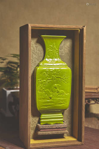 清乾隆 蘋果綠釉鑲器方瓶（清宮舊藏，原囊套）