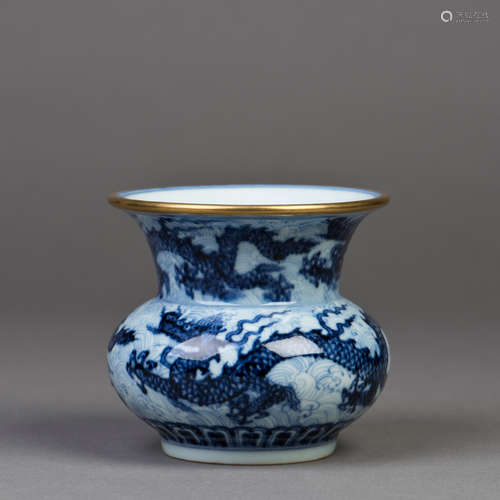 A BLUE AND WHITE PORCELAIN VASE