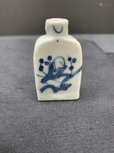 Blue and white snuff bottle