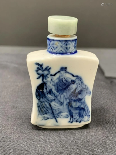 Blue and white snuff bottle