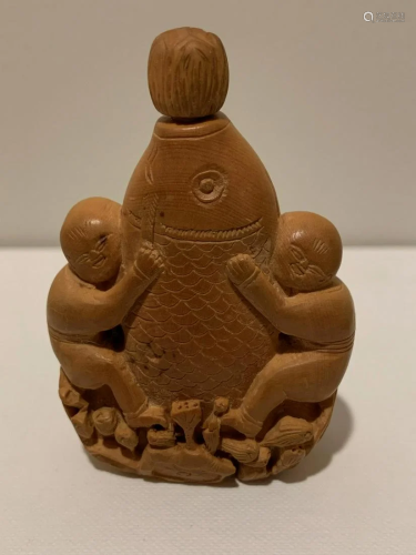 Snuff bottle with fish and two children