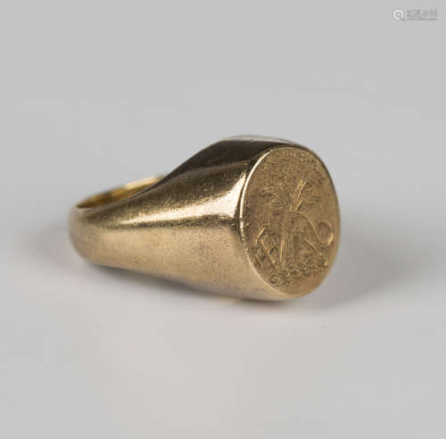 An 18ct gold oval signet ring, the front engraved with a cre...