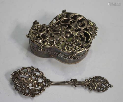 An Edwardian silver potpourri box and cover, the hinged lid ...