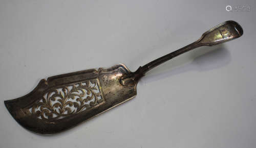 A Victorian silver Fiddle & Thread pattern fish slice with p...
