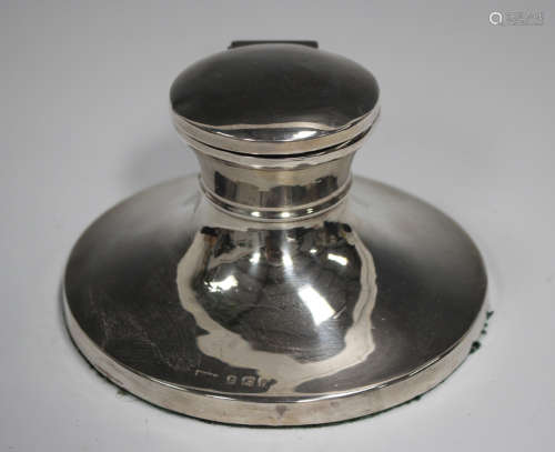 A George V silver capstan inkwell with hinged lid, Birmingha...