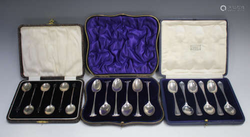 A set of six Edwardian silver Onslow pattern teaspoons, Lond...