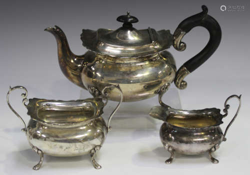 An Edwardian silver three-piece tea set, comprising teapot, ...