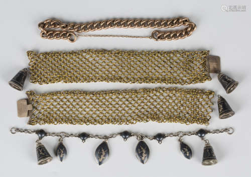 A gold hollow curblink bracelet, weight 10.3g, length 17.5cm...