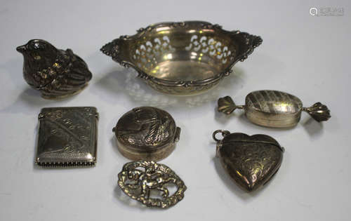 An Edwardian silver vesta case with foliate engraved decorat...