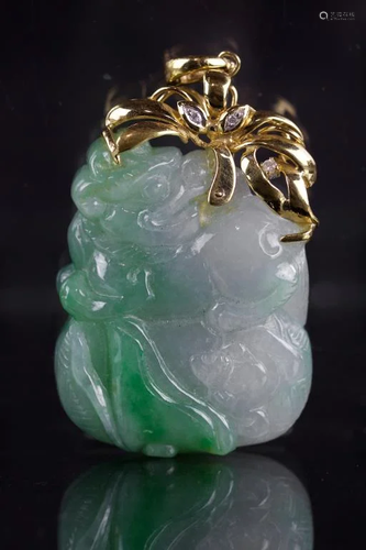 CHINESE JADEITE PENDANT WITH 14 K. GOLD