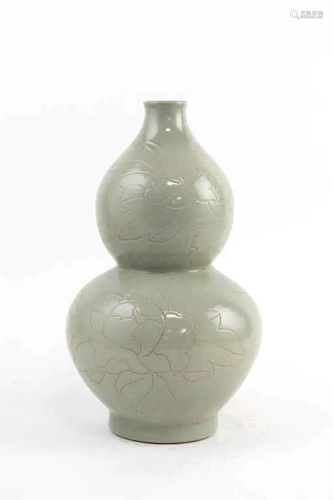 CHINESE CELADON DOUBLE GOURD VASE