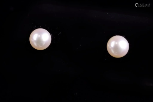 PAIR OF PEARL EARRINGS