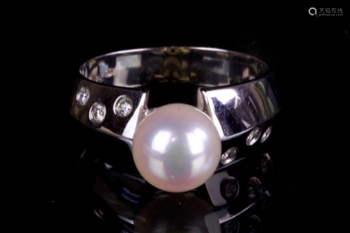 14K WHITE GOLD DIAMOND AND PEARL RING