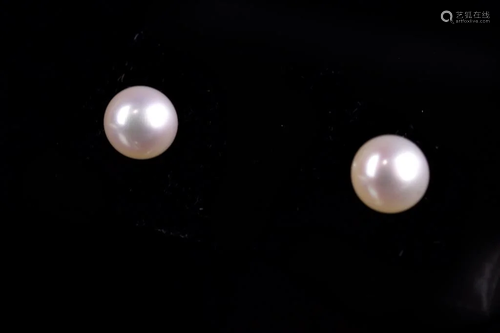 PAIR OF 14K GOLD EARRINGS WITH JAPANESE PEARL