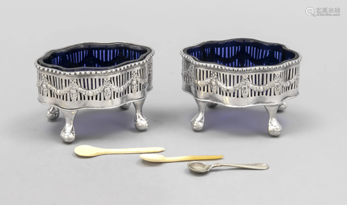 Pair of salvers, 20th c., plat