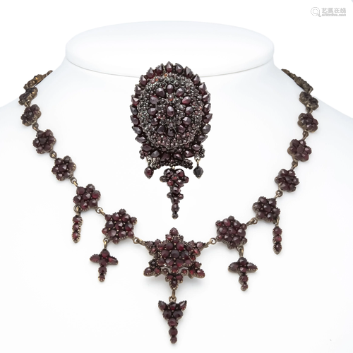 Garnet necklace with pendant/b