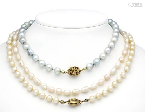 3 pearl necklaces with clasps