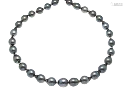 Tahitian pearl strand with 29