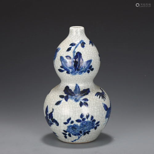 A Ge-ware and Underglaze Blue Double Gourds Vase Qing