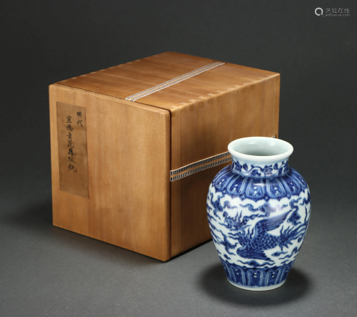 A Blue and White Phoenix Vase with Wooden Box Qing