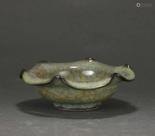 A Guan-ware Crackle Lobed Washer Song Dynasty