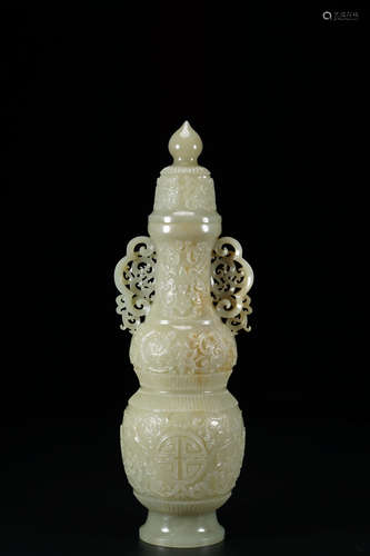 A Hetian jade gourd-shaped vase