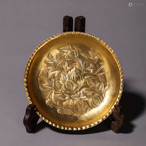 A flower patterned gilding plate