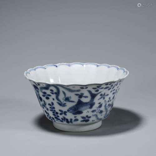 A blue and white fish porcelain bowl