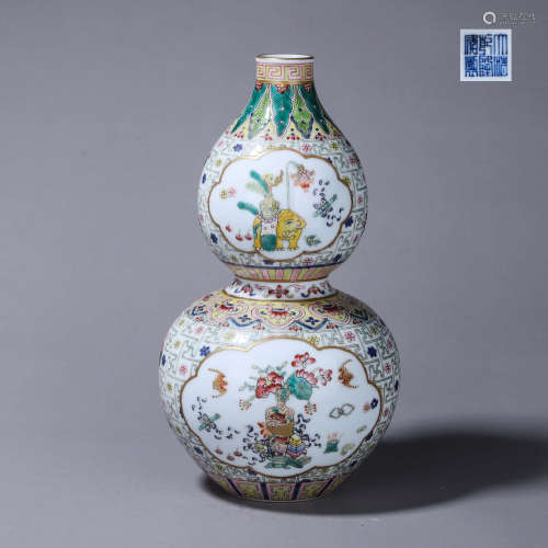 A famille rose porcelain gourd-shaped vase
