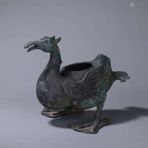 A duck shaped bronze zun